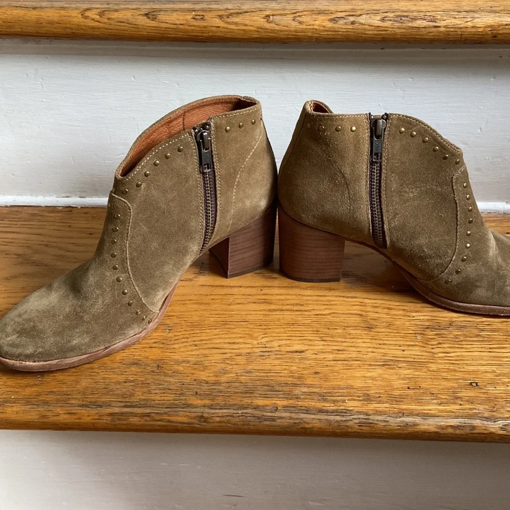 Frye Women's Nora Stud Zip Short Booties in Sand Size 8Regular